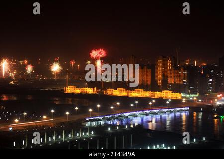 Feux d'artifice dans le ciel nocturne le réveillon du nouvel an chinois Banque D'Images