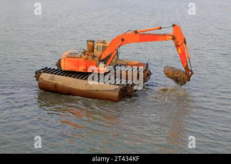 COMTÉ de LUANNAN - MARS 22 : excavatrice travaillant dans l'eau le 22 mars 2014, comté de Luannan, province de hebei, Chine Banque D'Images