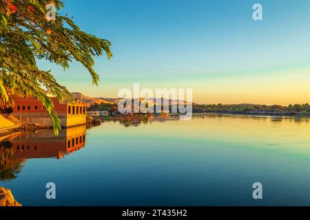 Aube pittoresque sur le Nil près du célèbre village nubien. Assouan, Égypte – 18 octobre 2023 Banque D'Images