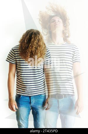 Mode, double exposition ou homme aux cheveux longs avec jeans, vêtements hipster, style punk en studio. Superposition créative, esthétique avant-gardiste ou jeune homme Banque D'Images