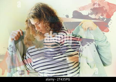 Jeune, homme et mode pour double exposition en studio pour maquette de vêtements sur fond. Londres, modèle masculin ou personne pour cool, tendance ou décontracté Banque D'Images