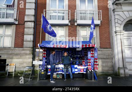 Marchandise en vente avant le match de Premier League entre Chelsea et Brentford à Stamford Bridge, Londres. Date de la photo : Samedi 28 octobre 2023. Banque D'Images