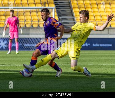 Wellington, Nouvelle-Zélande. 28 octobre 2023. Le défenseur de Wellington Phoenix Scott Wootton chrono parfaitement son défi sur Jarrod Carluccio. Wellington Phoenix v Perth Glory. A-League Men. Sky Stadium. Wellington. Nouvelle-Zélande (Joe SERCI/SPP) crédit : SPP Sport Press photo. /Alamy Live News Banque D'Images