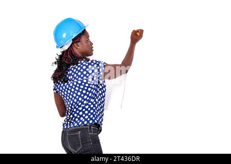 jeune femme ingénieur en construction portant un casque de sécurité bleu et écrivant sur un tableau blanc avec un marqueur. Banque D'Images