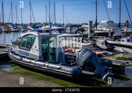 Kamien Pomorski, Pologne - 14 septembre 2023 : bateau à moteur de la police amarré au port de la lagune de Kamien (Zalew Kamienski). Banque D'Images