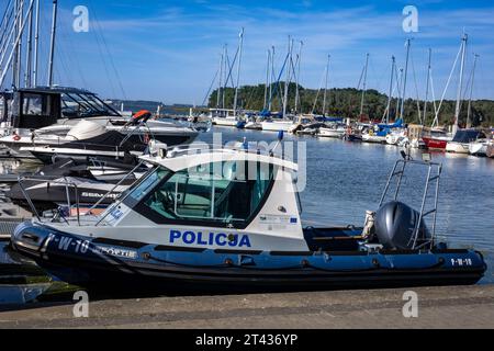 Kamien Pomorski, Pologne - 14 septembre 2023 : bateau à moteur de la police amarré au port de la lagune de Kamien (Zalew Kamienski). Banque D'Images