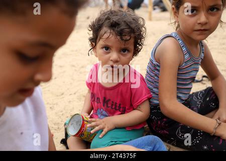 Gaza. 27 octobre 2023. Des enfants palestiniens sont vus dans un abri temporaire dans la ville de Khan Younis, dans le sud de la bande de Gaza, le 27 octobre 2023. Richard Peeperkorn, représentant du territoire palestinien occupé auprès de l'Organisation mondiale de la Santé (OMS), a déclaré vendredi au point de presse que l'OMS avait reçu jusqu'à présent des rapports faisant état de 7 045 décès, dont près de la moitié d'enfants, et de 80 482 blessés, dont 33 pour cent d'enfants. Crédit : Rizek Abdeljawad/Xinhua/Alamy Live News Banque D'Images