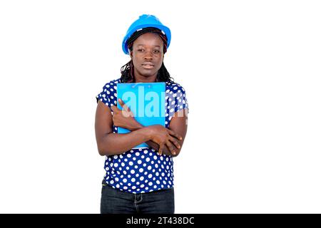 belle jeune femme ingénieur en construction portant un casque de sécurité et tenant le presse-papiers. Banque D'Images