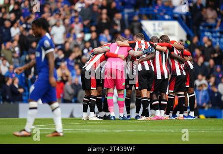 Les joueurs de Brentford se bloquent avant le match de Premier League à Stamford Bridge, Londres. Date de la photo : Samedi 28 octobre 2023. Banque D'Images