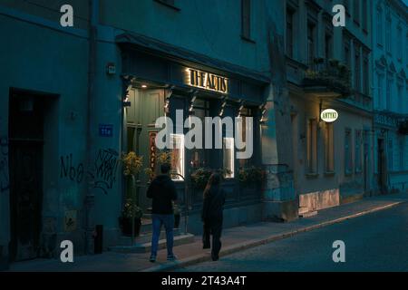 Le panneau Artist cocktail Bar la nuit dans la vieille ville de Kraków, Pologne Banque D'Images