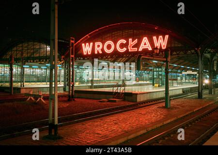 Gare de Wrocław Główny la nuit à Wrocław, Pologne Banque D'Images