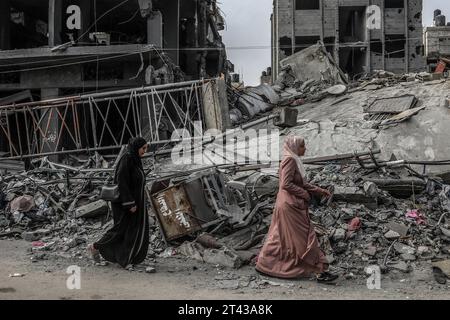 Rafah, Territoires palestiniens. 28 octobre 2023. Un palestinien passe devant un bâtiment détruit, au milieu des combats en cours entre Israël et le groupe palestinien Hamas. Crédit : Abed Rahim Khatib/dpa/Alamy Live News Banque D'Images