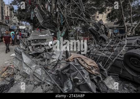 Rafah, Territoires palestiniens. 28 octobre 2023. Un palestinien passe devant un bâtiment détruit, au milieu des combats en cours entre Israël et le groupe palestinien Hamas. Crédit : Abed Rahim Khatib/dpa/Alamy Live News Banque D'Images