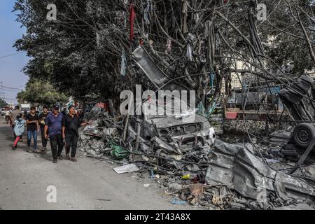 Rafah, Territoires palestiniens. 28 octobre 2023. Un palestinien passe devant un bâtiment détruit, au milieu des combats en cours entre Israël et le groupe palestinien Hamas. Crédit : Abed Rahim Khatib/dpa/Alamy Live News Banque D'Images