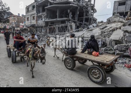 Rafah, Territoires palestiniens. 28 octobre 2023. Un palestinien passe devant un bâtiment détruit, au milieu des combats en cours entre Israël et le groupe palestinien Hamas. Crédit : Abed Rahim Khatib/dpa/Alamy Live News Banque D'Images