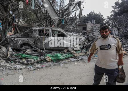 Rafah, Territoires palestiniens. 28 octobre 2023. Un palestinien passe devant un bâtiment détruit, au milieu des combats en cours entre Israël et le groupe palestinien Hamas. Crédit : Abed Rahim Khatib/dpa/Alamy Live News Banque D'Images