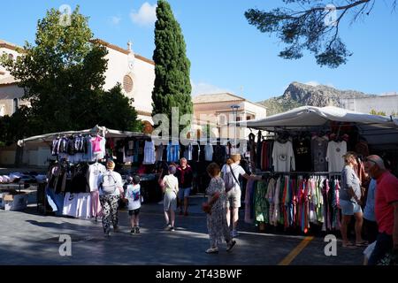 Le marché hebdomadaire a lieu tous les mercredis sur la place principale (Plaça Miguel Capllonch) à Port de Pollença, Majorque Puerto Pollença Banque D'Images