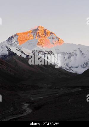 Lhassa. 27 octobre 2023. Cette photo prise le 27 octobre 2023 montre une vue du mont Qomolangma au crépuscule. Crédit : Zhang Rufeng/Xinhua/Alamy Live News Banque D'Images