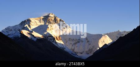 Lhassa. 27 octobre 2023. Cette photo prise le 27 octobre 2023 montre une vue du mont Qomolangma au crépuscule. Crédit : Zhang Rufeng/Xinhua/Alamy Live News Banque D'Images