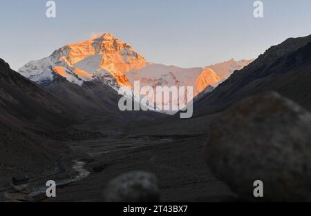 Lhassa. 27 octobre 2023. Cette photo prise le 27 octobre 2023 montre une vue du mont Qomolangma au crépuscule. Crédit : Zhang Rufeng/Xinhua/Alamy Live News Banque D'Images