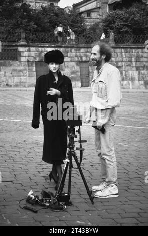 Archive image historique d'Un photographe de mode et modèle dans Une fourrure russe chapeau rond et manteau debout par Un appareil photo Polaroid grand format sur Un trépied lors d'Une séance de mode sur la place Rouge, Moscou 1990 Banque D'Images