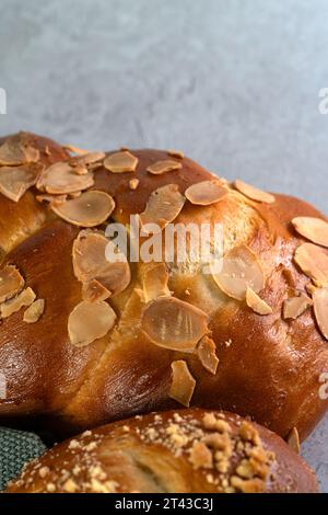 Ceci est une photo macro de Challah pain polish chalka avec des amandes, capturée dans une orientation verticale. Banque D'Images