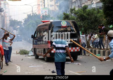 Dhaka, Dhaka, Bangladesh. 28 octobre 2023. Des partisans du BNP et la police se sont affrontés lors d'un rassemblement du Parti nationaliste du Bangladesh (BNP). La police a tiré des obus lacrymogènes et des grenades sonores pour disperser les militants. Des centaines de militants ont été blessés. (Image de crédit : © Syed Mahabubul Kader/ZUMA Press Wire) USAGE ÉDITORIAL SEULEMENT! Non destiné à UN USAGE commercial ! Banque D'Images