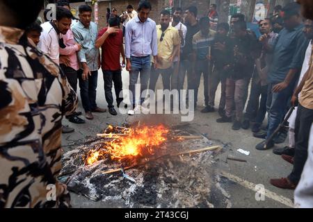 Dhaka, Dhaka, Bangladesh. 28 octobre 2023. Des partisans du BNP et la police se sont affrontés lors d'un rassemblement du Parti nationaliste du Bangladesh (BNP). La police a tiré des obus lacrymogènes et des grenades sonores pour disperser les militants. Des centaines de militants ont été blessés. (Image de crédit : © Syed Mahabubul Kader/ZUMA Press Wire) USAGE ÉDITORIAL SEULEMENT! Non destiné à UN USAGE commercial ! Banque D'Images