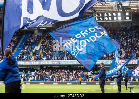 Londres, Royaume-Uni. 28 octobre 2023. Porte-drapeau de Chelsea avant le match de Premier League entre Chelsea et Brentford à Stamford Bridge, Londres, Angleterre le 28 octobre 2023. Photo de Grant Winter. Usage éditorial uniquement, licence requise pour un usage commercial. Aucune utilisation dans les Paris, les jeux ou les publications d'un seul club/ligue/joueur. Crédit : UK Sports pics Ltd/Alamy Live News Banque D'Images