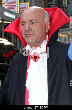 NEW YORK, NY- 27 OCTOBRE : Kevin O Leary habillé en Dracula pour Halloween à Good Morning America à New York le 28 octobre 2023. Copyright : xRWx crédit : Imago/Alamy Live News Banque D'Images