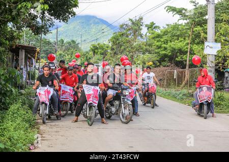 San Pablo, Philippines. 28 octobre 2023 : fin de la période de campagne des candidats aux élections de Barangay et Sangguniang Kabataan (BSKE) du 30 octobre qui ont fait une dernière démonstration de soutien en défilant à travers la communauté, en agitant et en serrant la main. Cette élection locale mais importante dans le système démocratique philippin est intervenue après trois reports depuis 2018. En 2023, il y avait 42 027 barangays aux Philippines. Selon la Commission électorale (COMELEC), il y a 672 000 sièges à gagner et 1,41 millions de personnes qui ont déposé leur candidature. Crédit : Kevin Izorce/Alamy Live News Banque D'Images