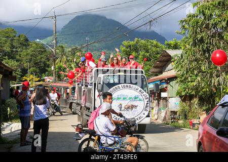 San Pablo, Philippines. 28 octobre 2023 : fin de la période de campagne des candidats aux élections de Barangay et Sangguniang Kabataan (BSKE) du 30 octobre qui ont fait une dernière démonstration de soutien en défilant à travers la communauté, en agitant et en serrant la main. Cette élection locale mais importante dans le système démocratique philippin est intervenue après trois reports depuis 2018. En 2023, il y avait 42 027 barangays aux Philippines. Selon la Commission électorale (COMELEC), il y a 672 000 sièges à gagner et 1,41 millions de personnes qui ont déposé leur candidature. Crédit : Kevin Izorce/Alamy Live News Banque D'Images