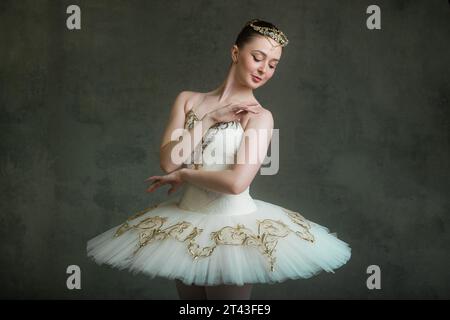 Danseuse de ballet en tutu blanc et or et tiare Banque D'Images