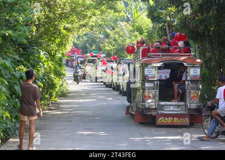 San Pablo, Philippines. 28 octobre 2023 : fin de la période de campagne des candidats aux élections de Barangay et Sangguniang Kabataan (BSKE) du 30 octobre qui ont fait une dernière démonstration de soutien en défilant à travers la communauté, en agitant et en serrant la main. Cette élection locale mais importante dans le système démocratique philippin est intervenue après trois reports depuis 2018. En 2023, il y avait 42 027 barangays aux Philippines. Selon la Commission électorale (COMELEC), il y a 672 000 sièges à gagner et 1,41 millions de personnes qui ont déposé leur candidature. Crédit : Kevin Izorce/Alamy Live News Banque D'Images