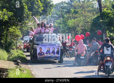 San Pablo, Philippines. 28 octobre 2023 : fin de la période de campagne des candidats aux élections de Barangay et Sangguniang Kabataan (BSKE) du 30 octobre qui ont fait une dernière démonstration de soutien en défilant à travers la communauté, en agitant et en serrant la main. Cette élection locale mais importante dans le système démocratique philippin est intervenue après trois reports depuis 2018. En 2023, il y avait 42 027 barangays aux Philippines. Selon la Commission électorale (COMELEC), il y a 672 000 sièges à gagner et 1,41 millions de personnes qui ont déposé leur candidature. Crédit : Kevin Izorce/Alamy Live News Banque D'Images