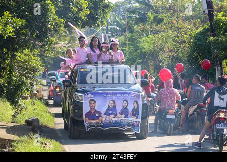 San Pablo, Philippines. 28 octobre 2023 : fin de la période de campagne des candidats aux élections de Barangay et Sangguniang Kabataan (BSKE) du 30 octobre qui ont fait une dernière démonstration de soutien en défilant à travers la communauté, en agitant et en serrant la main. Cette élection locale mais importante dans le système démocratique philippin est intervenue après trois reports depuis 2018. En 2023, il y avait 42 027 barangays aux Philippines. Selon la Commission électorale (COMELEC), il y a 672 000 sièges à gagner et 1,41 millions de personnes qui ont déposé leur candidature. Crédit : Kevin Izorce/Alamy Live News Banque D'Images