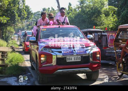 San Pablo, Philippines. 28 octobre 2023 : fin de la période de campagne des candidats aux élections de Barangay et Sangguniang Kabataan (BSKE) du 30 octobre qui ont fait une dernière démonstration de soutien en défilant à travers la communauté, en agitant et en serrant la main. Cette élection locale mais importante dans le système démocratique philippin est intervenue après trois reports depuis 2018. En 2023, il y avait 42 027 barangays aux Philippines. Selon la Commission électorale (COMELEC), il y a 672 000 sièges à gagner et 1,41 millions de personnes qui ont déposé leur candidature. Crédit : Kevin Izorce/Alamy Live News Banque D'Images