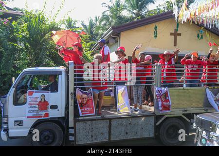 San Pablo, Philippines. 28 octobre 2023 : fin de la période de campagne des candidats aux élections de Barangay et Sangguniang Kabataan (BSKE) du 30 octobre qui ont fait une dernière démonstration de soutien en défilant à travers la communauté, en agitant et en serrant la main. Cette élection locale mais importante dans le système démocratique philippin est intervenue après trois reports depuis 2018. En 2023, il y avait 42 027 barangays aux Philippines. Selon la Commission électorale (COMELEC), il y a 672 000 sièges à gagner et 1,41 millions de personnes qui ont déposé leur candidature. Crédit : Kevin Izorce/Alamy Live News Banque D'Images