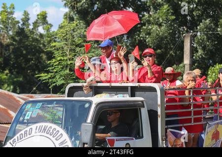 San Pablo, Philippines. 28 octobre 2023 : fin de la période de campagne des candidats aux élections de Barangay et Sangguniang Kabataan (BSKE) du 30 octobre qui ont fait une dernière démonstration de soutien en défilant à travers la communauté, en agitant et en serrant la main. Cette élection locale mais importante dans le système démocratique philippin est intervenue après trois reports depuis 2018. En 2023, il y avait 42 027 barangays aux Philippines. Selon la Commission électorale (COMELEC), il y a 672 000 sièges à gagner et 1,41 millions de personnes qui ont déposé leur candidature. Crédit : Kevin Izorce/Alamy Live News Banque D'Images