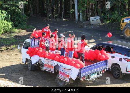 San Pablo, Philippines. 28 octobre 2023 : fin de la période de campagne des candidats aux élections de Barangay et Sangguniang Kabataan (BSKE) du 30 octobre qui ont fait une dernière démonstration de soutien en défilant à travers la communauté, en agitant et en serrant la main. Cette élection locale mais importante dans le système démocratique philippin est intervenue après trois reports depuis 2018. En 2023, il y avait 42 027 barangays aux Philippines. Selon la Commission électorale (COMELEC), il y a 672 000 sièges à gagner et 1,41 millions de personnes qui ont déposé leur candidature. Crédit : Kevin Izorce/Alamy Live News Banque D'Images