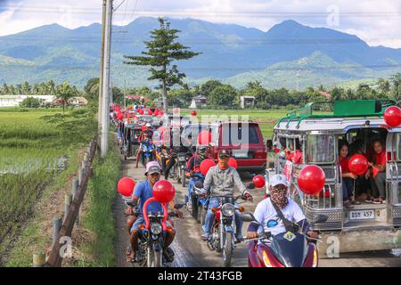 San Pablo, Philippines. 28 octobre 2023 : fin de la période de campagne des candidats aux élections de Barangay et Sangguniang Kabataan (BSKE) du 30 octobre qui ont fait une dernière démonstration de soutien en défilant à travers la communauté, en agitant et en serrant la main. Cette élection locale mais importante dans le système démocratique philippin est intervenue après trois reports depuis 2018. En 2023, il y avait 42 027 barangays aux Philippines. Selon la Commission électorale (COMELEC), il y a 672 000 sièges à gagner et 1,41 millions de personnes qui ont déposé leur candidature. Crédit : Kevin Izorce/Alamy Live News Banque D'Images