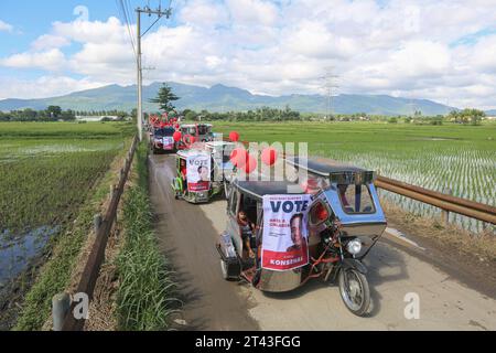 San Pablo, Philippines. 28 octobre 2023 : fin de la période de campagne des candidats aux élections de Barangay et Sangguniang Kabataan (BSKE) du 30 octobre qui ont fait une dernière démonstration de soutien en défilant à travers la communauté, en agitant et en serrant la main. Cette élection locale mais importante dans le système démocratique philippin est intervenue après trois reports depuis 2018. En 2023, il y avait 42 027 barangays aux Philippines. Selon la Commission électorale (COMELEC), il y a 672 000 sièges à gagner et 1,41 millions de personnes qui ont déposé leur candidature. Crédit : Kevin Izorce/Alamy Live News Banque D'Images