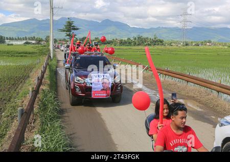 San Pablo, Philippines. 28 octobre 2023 : fin de la période de campagne des candidats aux élections de Barangay et Sangguniang Kabataan (BSKE) du 30 octobre qui ont fait une dernière démonstration de soutien en défilant à travers la communauté, en agitant et en serrant la main. Cette élection locale mais importante dans le système démocratique philippin est intervenue après trois reports depuis 2018. En 2023, il y avait 42 027 barangays aux Philippines. Selon la Commission électorale (COMELEC), il y a 672 000 sièges à gagner et 1,41 millions de personnes qui ont déposé leur candidature. Crédit : Kevin Izorce/Alamy Live News Banque D'Images