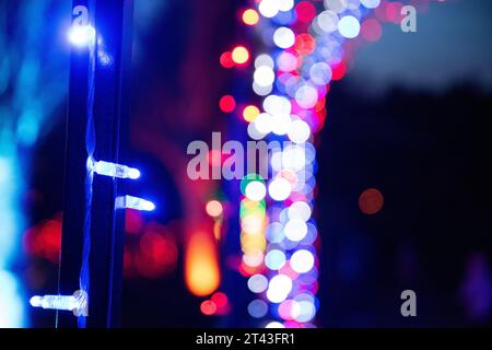 Captivantes lumières de vacances en gros plan avec un effet bokeh éblouissant, créant une atmosphère magique et festive. Banque D'Images