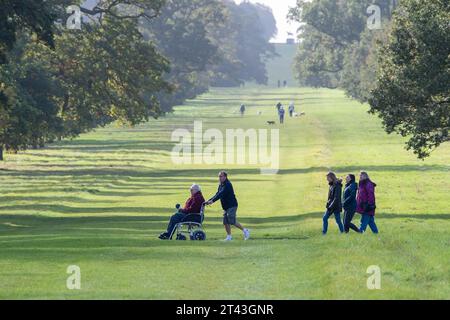 Windsor, Berkshire, Royaume-Uni. 28 octobre 2023. C'était un jour de soleil et d'averses alors que les gens étaient dehors paître dans Windsor Great Park dans le Berkshire aujourd'hui. Crédit : Maureen McLean/Alamy Live News Banque D'Images