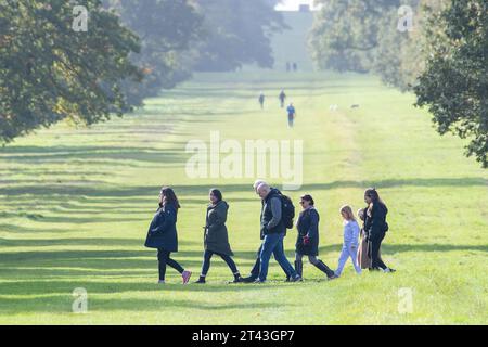 Windsor, Berkshire, Royaume-Uni. 28 octobre 2023. C'était un jour de soleil et d'averses alors que les gens étaient dehors paître dans Windsor Great Park dans le Berkshire aujourd'hui. Crédit : Maureen McLean/Alamy Live News Banque D'Images