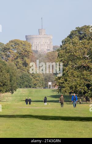 Windsor, Berkshire, Royaume-Uni. 28 octobre 2023. Vue sur la tour ronde du château de Windsor. C'était un jour de soleil et d'averses alors que les gens étaient dehors paître dans Windsor Great Park dans le Berkshire aujourd'hui. Crédit : Maureen McLean/Alamy Live News Banque D'Images