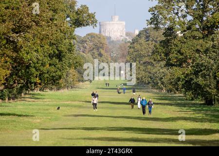 Windsor, Berkshire, Royaume-Uni. 28 octobre 2023. Vue sur la tour ronde du château de Windsor. C'était un jour de soleil et d'averses alors que les gens étaient dehors paître dans Windsor Great Park dans le Berkshire aujourd'hui. Crédit : Maureen McLean/Alamy Live News Banque D'Images