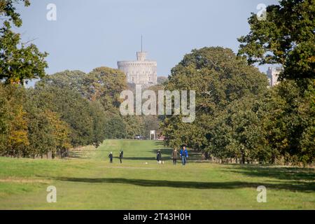 Windsor, Berkshire, Royaume-Uni. 28 octobre 2023. Vue sur la tour ronde du château de Windsor. C'était un jour de soleil et d'averses alors que les gens étaient dehors paître dans Windsor Great Park dans le Berkshire aujourd'hui. Crédit : Maureen McLean/Alamy Live News Banque D'Images