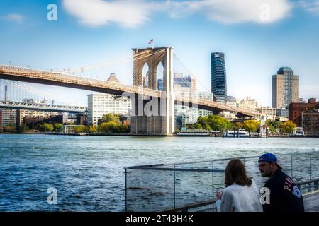 Pont de Brooklyn et horizon de Brooklyn vu de South St., Seaport au-dessus de la rivière East, 2023, New York City, USA Banque D'Images